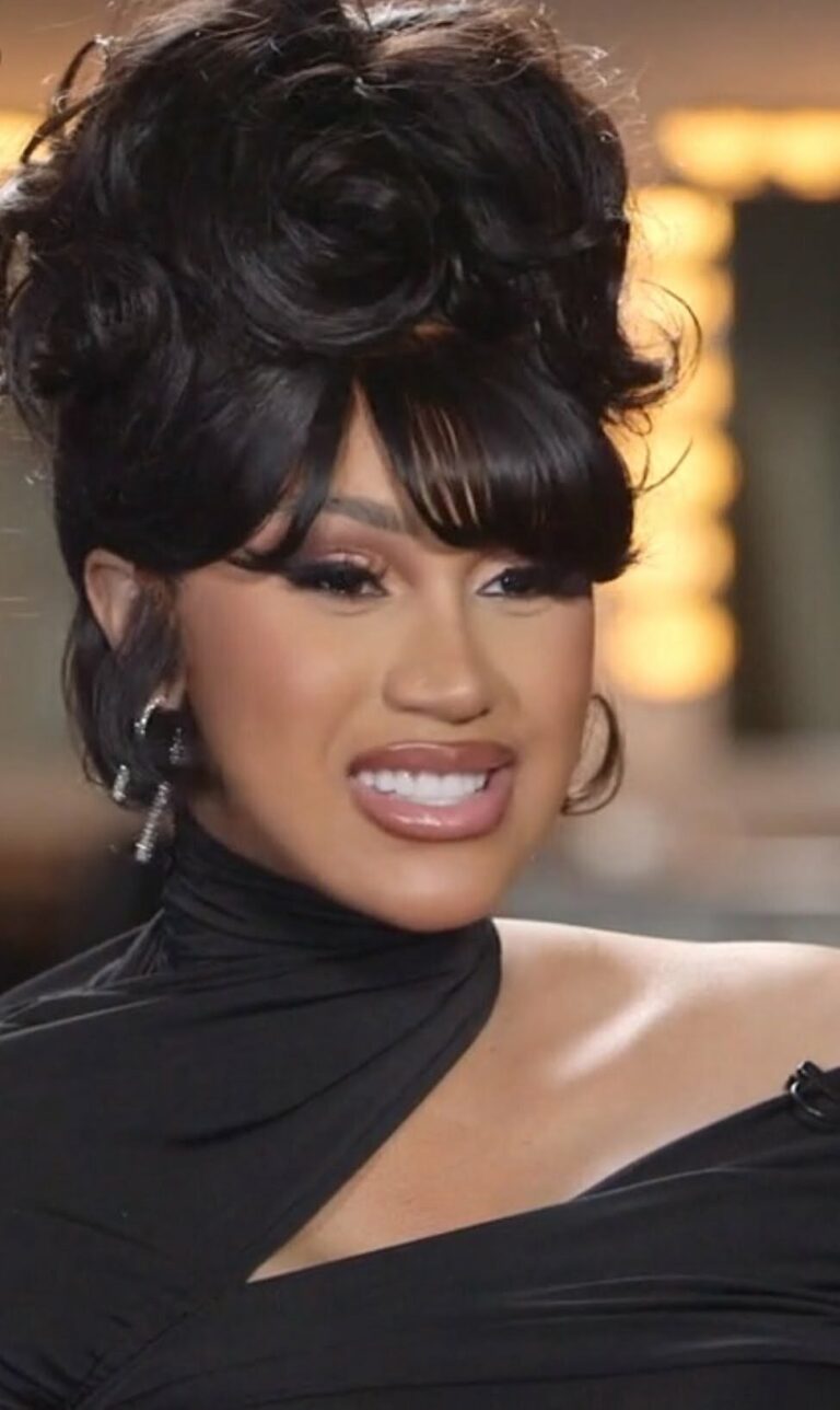 VIDEO : Cardi B Viciously Attacks A Fan With A Microphone In The Middle Of A Performance