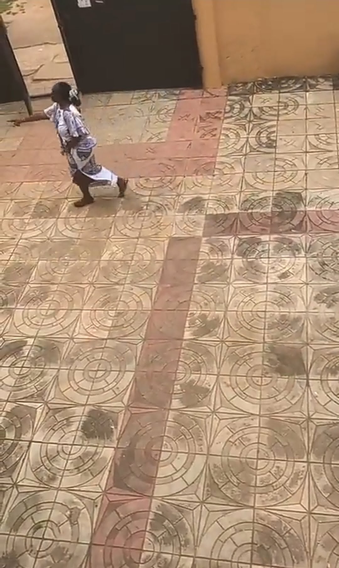 MUST WATCH  : Kumasi Mother Storms KNUST Hostel To Invoke Curses Over Son's Missing Laptop