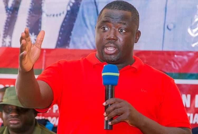 Former Defence Minister vows to expose appointees who steal public funds