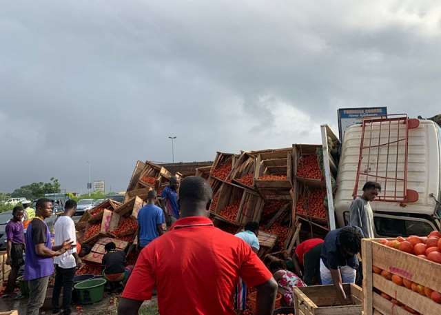 215202650140-ptkwo0a442-tomato-truck-alajo-traffic-light2-1024x766